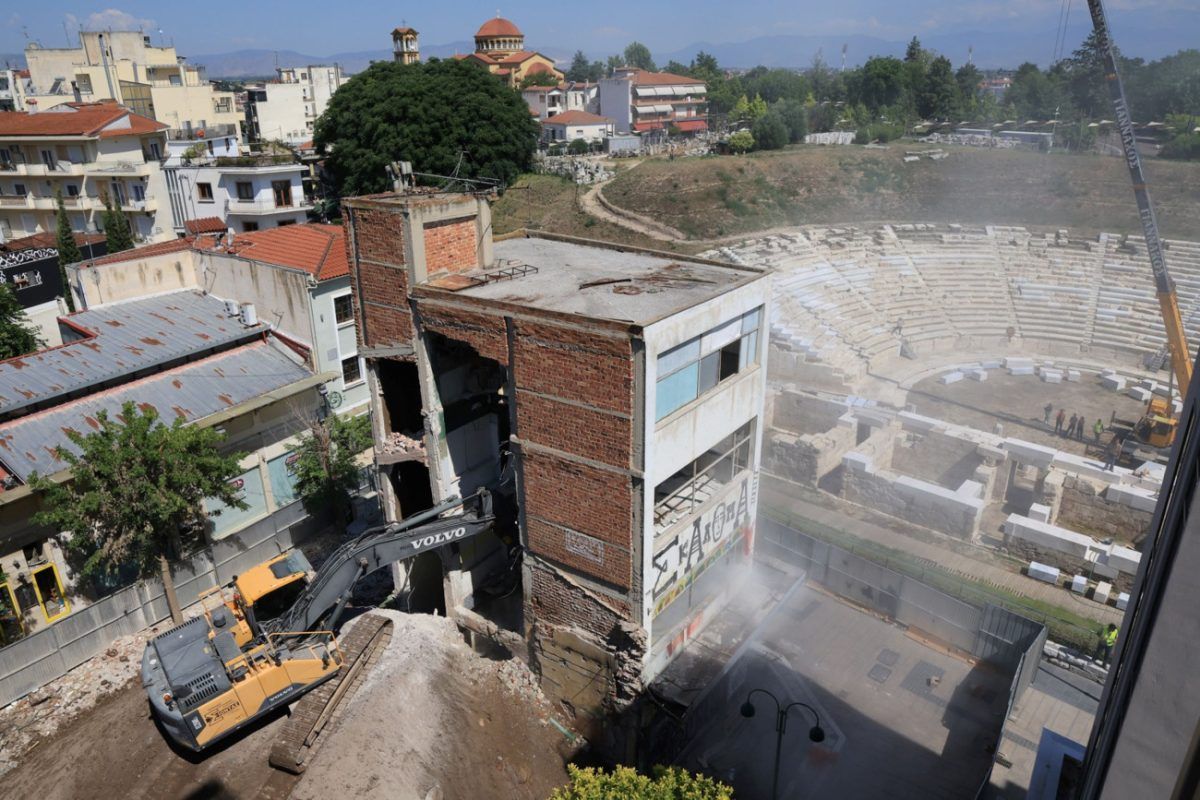 Κατεδάφιση κτιρίων μπροστά από το Αρχαίο Θέατρο Λαρισαίων