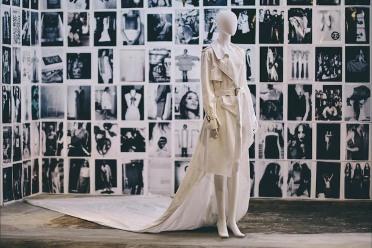 Από το πανκ στον μινιμαλισμό: Το La Museum σε ένα ταξίδι στη σύγχρονη ιστορία της μόδας