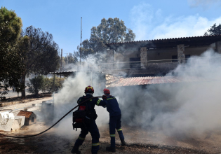Μεγάλη φωτιά στην Παλαιά Φώκαια: Καίγονται σπίτια, αλλεπάλληλα μηνύματα από το 112