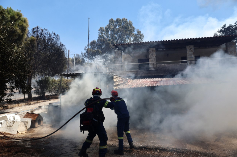Μεγάλη φωτιά στην Παλαιά Φώκαια: Καίγονται σπίτια, αλλεπάλληλα μηνύματα από το 112