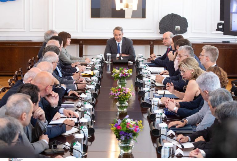 Με τελεσίγραφα ο Μητσοτάκης πετά το μπαλάκι στους πρυτάνεις για τη βία στα Πανεπιστήμια