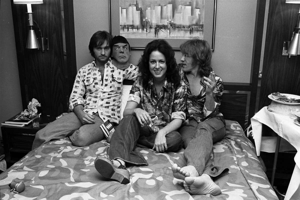 Οι περιπέτειες της βασίλισσας του ψυχεδελικού ροκ που προσπάθησε να ρίξει LSD στο ποτό του Νίξον