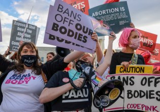 ΗΠΑ: Οι γυναίκες αψηφούν με σθένος τις απαγορεύσεις των αμβλώσεων – Στο στόχαστρο γιατροί και κλινικές