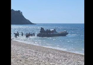 Σάμος: Τούρκοι δουλέμποροι με ταχύπλοο αποβιβάζουν μετανάστες σε παραλία – Βίντεο ντοκουμέντο