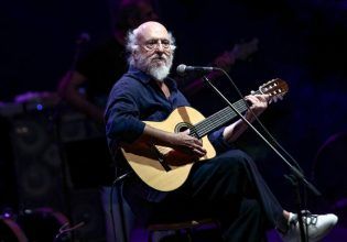 O Διονύσης Σαββόπουλος στο Rockwave Festival – Μαζί του στη σκηνή η Κλαυδία