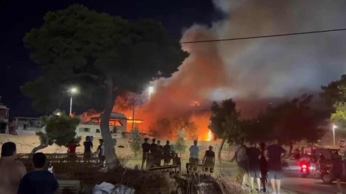 Φωτιά τώρα σε υπαίθριο χώρο με σκάφη στη Γλυφάδα [βίντεο]