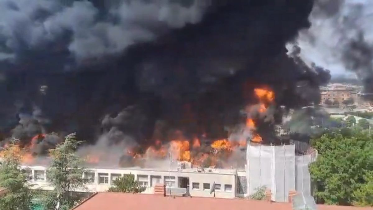 «Είναι πολύ δραματικές στιγμές» – Μεγάλη πυρκαγιά ξέσπασε στο πανεπιστήμιο του Βιτέρμπο στην Ιταλία