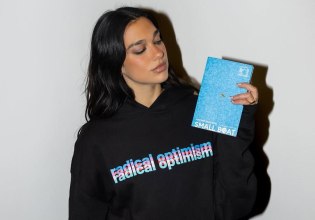 Τι να διαβάσω το καλοκαίρι; – Τα βιβλία που ξεχώρισε η Ντούα Λίπα από την έναρξη του 2025