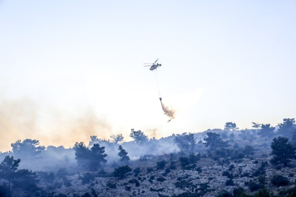 Χίος: Συνεχίζει να καίει για 4η μέρα η καταστροφική φωτιά – Μάχη με διάσπαρτες εστίες