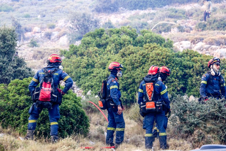 Σε ύφεση η φωτιά στη Χίο: Μία σύλληψη – Μετρούν πληγές οι κάτοικοι [Δορυφορικές εικόνες]