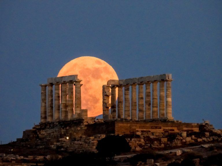 Μάγεψε η «Πανσέληνος της Φράουλας» – Το πρώτο «γεμάτο» φεγγάρι του καλοκαιριού