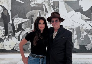Τζόνι Ντεπ και Πενέλοπε Κρουζ φωτογραφίζονται μπροστά από τη Γκερνίκα καθώς γυρίζουν το «Day Drinker»