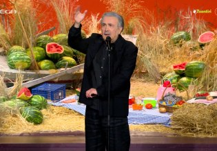 Σε… τρελά κέφια ο Λάκης Λαζόπουλος στην έναρξη του τελευταίου φετινού «Τσαντιριού»