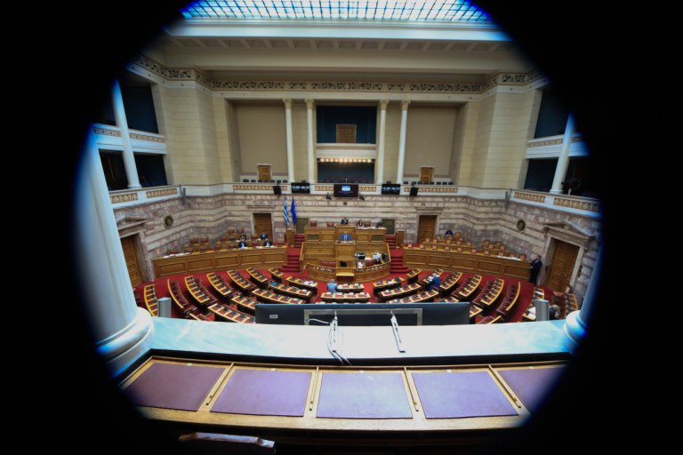 Βουλή: Υπερψηφίστηκε το νομοσχέδιο με τις διατάξεις για την πολιτική προστασία