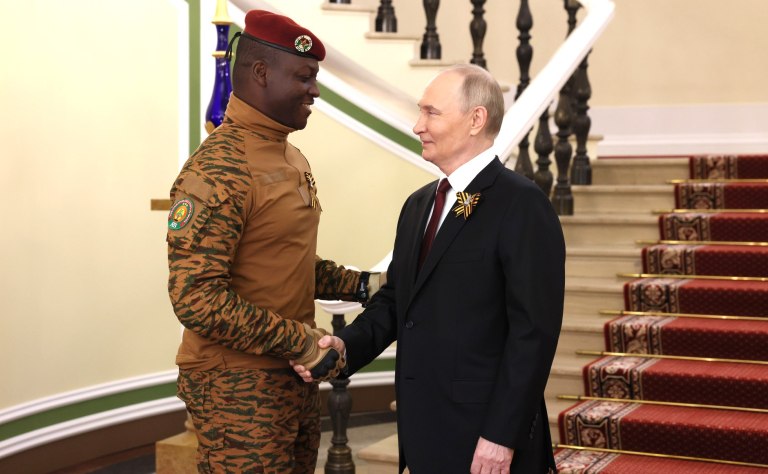 Ιμπραΐμ Τραορέ: «Ποιος είναι ο Αφρικανός δικτάτορας που τον λατρεύει ο λαός του»