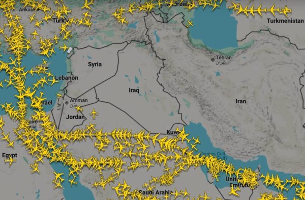 Πετώντας σε εποχή συγκρούσεων – Εκτροπές πτήσεων και «τυφλοί» πιλότοι