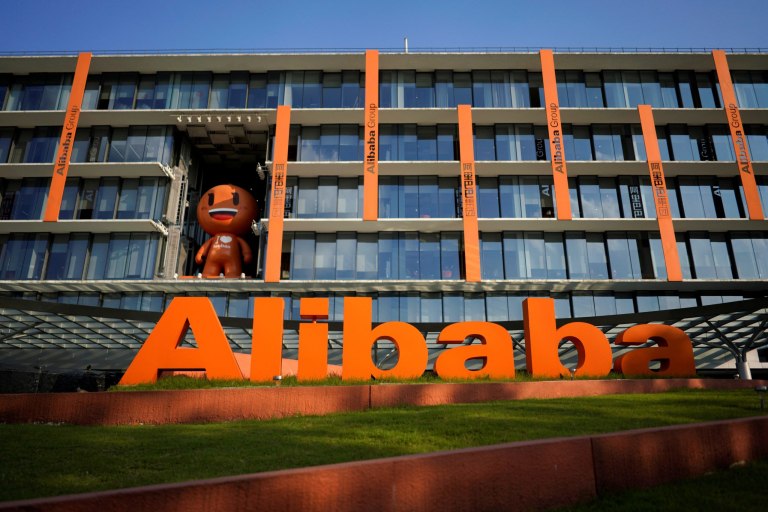 Alibaba: Ανάκληση αδειών και… ύπνος στο γραφείο