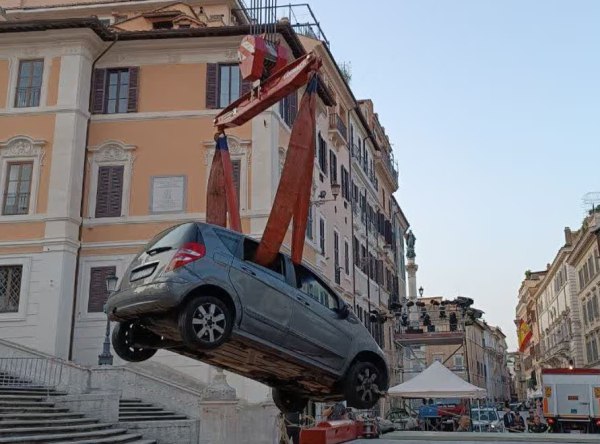 Ρώμη: Άνδρας προσπάθησε να κατέβει με το αμάξι τα Ισπανικά Σκαλιά – Δεν πήγε πολύ καλά αυτό…
