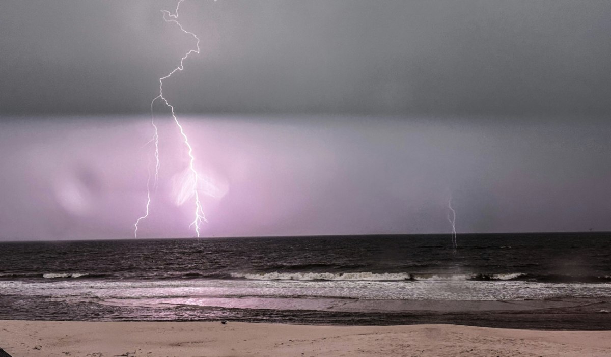 Άνδρας πέθανε από χτύπημα κεραυνού σε παραλία στην Φλόριντα – Βρισκόταν στο ταξίδι του μέλιτος
