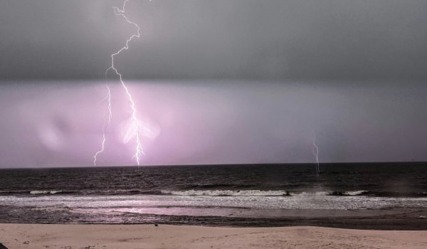 Άνδρας πέθανε από χτύπημα κεραυνού σε παραλία στην Φλόριντα – Βρισκόταν στο ταξίδι του μέλιτος