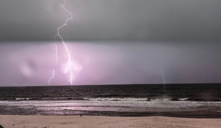Άνδρας πέθανε από χτύπημα κεραυνού σε παραλία στην Φλόριντα – Βρισκόταν στο ταξίδι του μέλιτος