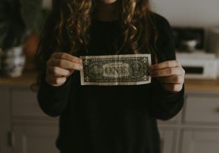 Η επιστήμη ξέρει πόσα χρήματα πρέπει να έχεις στην άκρη για να νιώθεις καλά