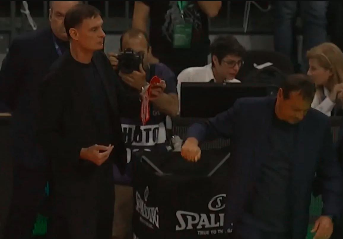 Ο Αταμάν αρνήθηκε να πάρει το λάβαρο του Ολυμπιακού (vid)