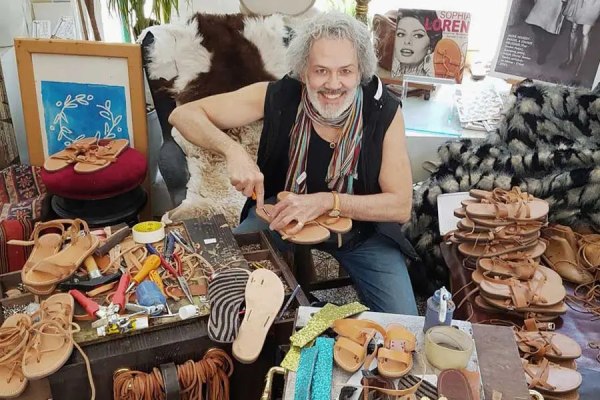 Το BBC αγάπησε τα σανδάλια του Μελισσινού στου Ψυρρή – «Οι Beatles και η Τζάκι Κένεντι ήταν πελάτες»