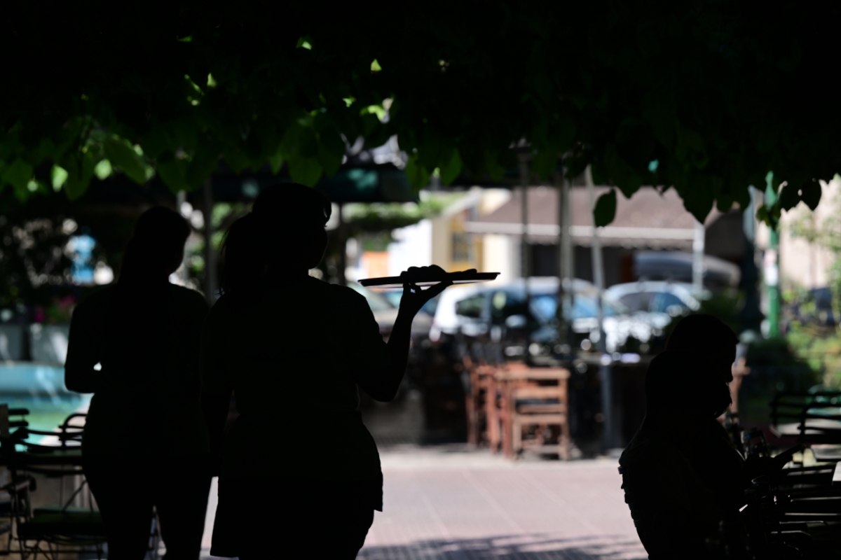 Ακρίβεια: Το δυσβάστακτο κόστος διαβίωσης στην Αθήνα – Χαμηλοί μισθοί, ακριβή ζωή