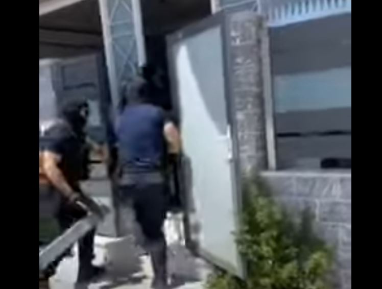 Δύο συλλήψεις για διακίνηση ναρκωτικών στις Αχαρνές – Έβαζαν παιδιά τσιλιαδόρους έξω από τα σπίτια τους