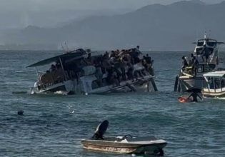 Μπαλί: Σκάφος γεμάτο τουρίστες βυθίστηκε – Η στιγμή που το εγκαταλείπουν άρον άρον