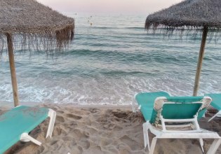 Χαλκιδική: Ξαπλώστρες «πρώτο τραπέζι κύμα» με ελάχιστη κατανάλωση… 120 ευρώ το άτομο