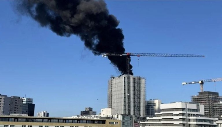 Βερολίνο: Φωτιά σε πολυώροφο κτίριο – «Ακούστηκαν τρεις εκρήξεις με διαφορά δύο λεπτών»