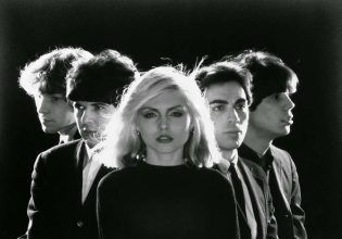 Η Ντέμπι Χάρι αποκαλύπτει τι έχει ακόμα στην ντουλάπα της από τις μέρες των Blondie