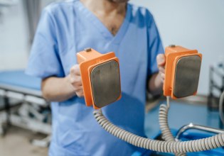 Παιδίατρος έσωσε 65χρονο που έπαθε ανακοπή στο αεροδρόμιο Ρόδου