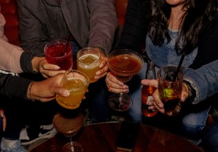 Η Ελλάδα ξεπερνά τον ευρωπαϊκό μέσο όρο στην κατανάλωση αλκοόλ από ανήλικους – Δράσεις και πρόληψη