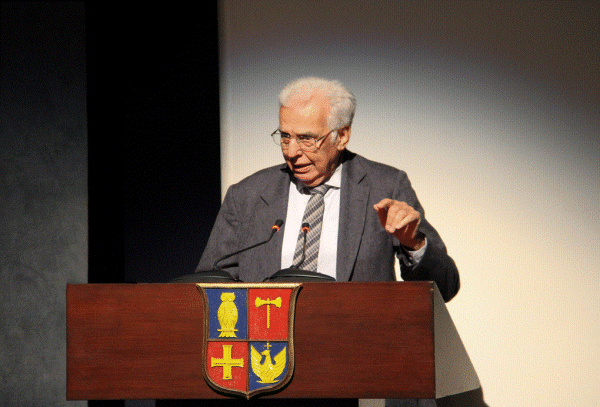 Νικηφόρος Διαμαντούρος: Γνώση σημαίνει να μπεις στα βαθιά νερά να κολυμπήσεις