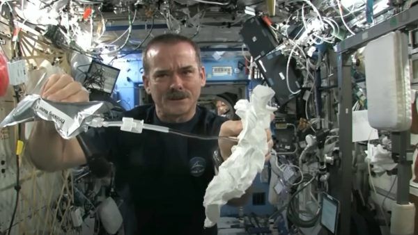 Τι συμβαίνει όταν στύψεις μια βρεγμένη πετσέτα στο διάστημα; Το viral πείραμα ενός αστροναύτη