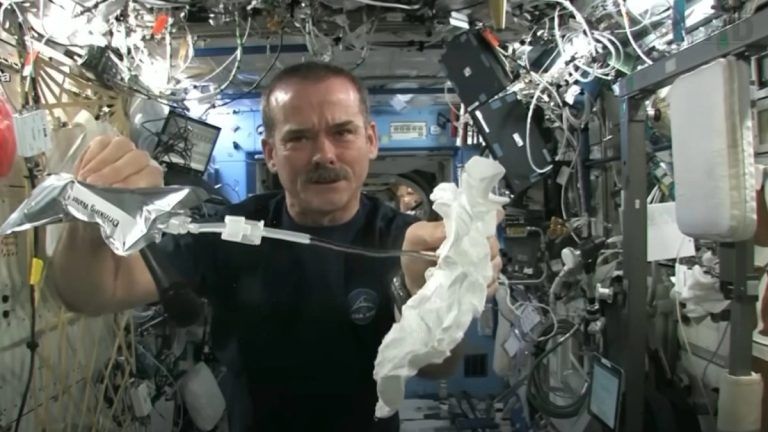 Τι συμβαίνει όταν στύψεις μια βρεγμένη πετσέτα στο διάστημα; Το viral πείραμα ενός αστροναύτη