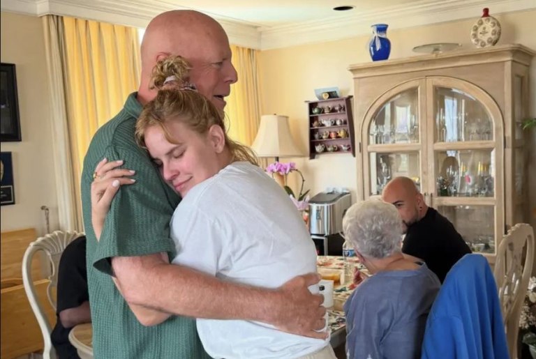 «Δεν έχεις την άδειά του να το δημοσιεύσεις» – Η κόρη του Μπρους Γουίλις υπερασπίζεται τον «ευάλωτο» πατέρα της