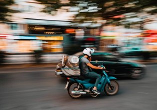 Ντελίβερι στους 43 βαθμούς – Ποιοι πήγαν για μεροκάματο στην πυρωμένη άσφαλτο