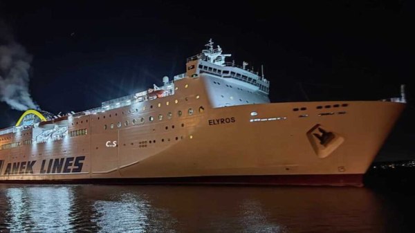 ΕΛΥΡΟΣ: Ταλαιπωρία για 1.254 επιβάτες του πλοίου που υπέστη μηχανική βλάβη και παραμένει στον Πειραιά