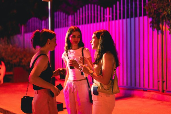 Όσα λένε μεταξύ τους: Τι συζητούν οι άνδρες και τι οι γυναίκες στις παρέες τους;