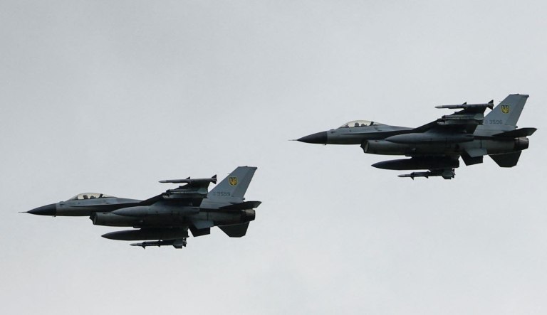 Ουκρανία: Πιλότος F-16 σκοτώθηκε σε μεγάλης κλίμακας ρωσική επίθεση – Ο Ζελένσκι ζητά βοήθεια από τις ΗΠΑ