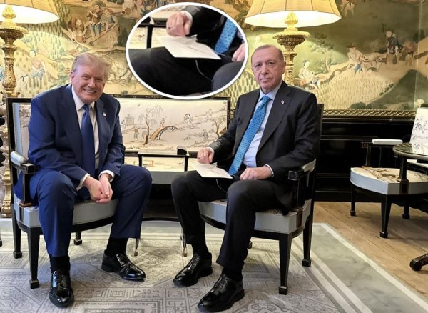 Τι περιείχε ο μυστηριώδης φάκελος που κρατούσε ο Ερντογάν στη συνάντησή του με τον Τραμπ στη Χάγη;