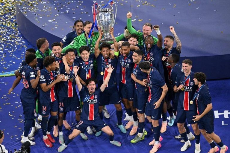 Η απονομή του πρώτου Champions League στην ιστορία της Παρί Σεν Ζερμέν (vids)