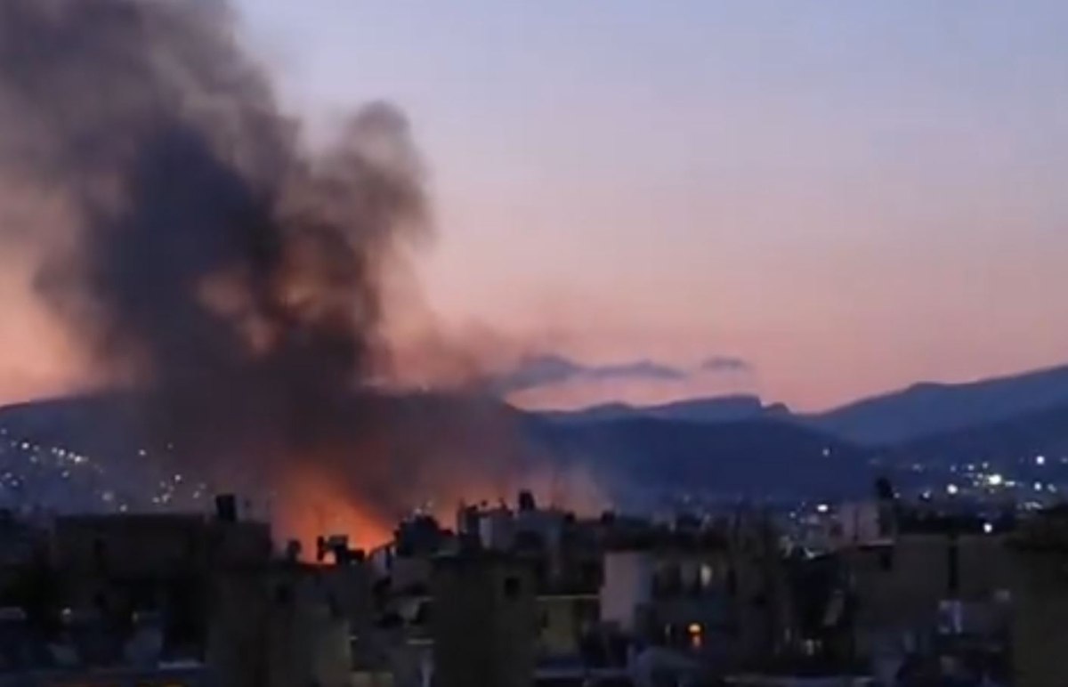 Φωτιά σε οικοπεδικό χώρο στο Παλαιό Φάληρο – Εντονη οσμή καπνού στον Πειραιά