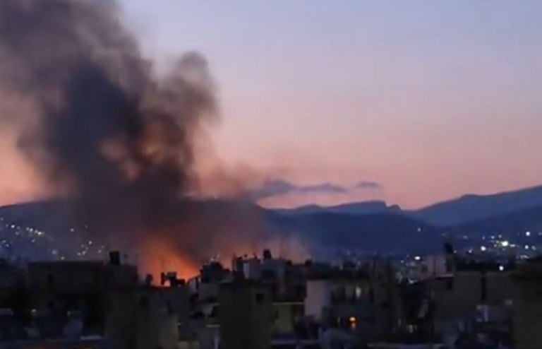 Φωτιά σε οικοπεδικό χώρο στο Παλαιό Φάληρο – Εντονη οσμή καπνού στον Πειραιά