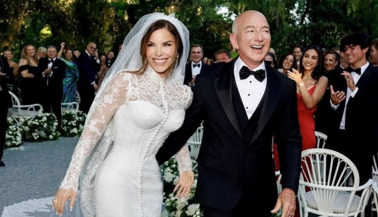 Γάμος Τζεφ Μπέζος και Λόρεν Σάντσεζ – Το Dolce & Gabbana νυφικό με τα 180 κουμπιά, οι VIP καλεσμένοι και η μυστικοπάθεια