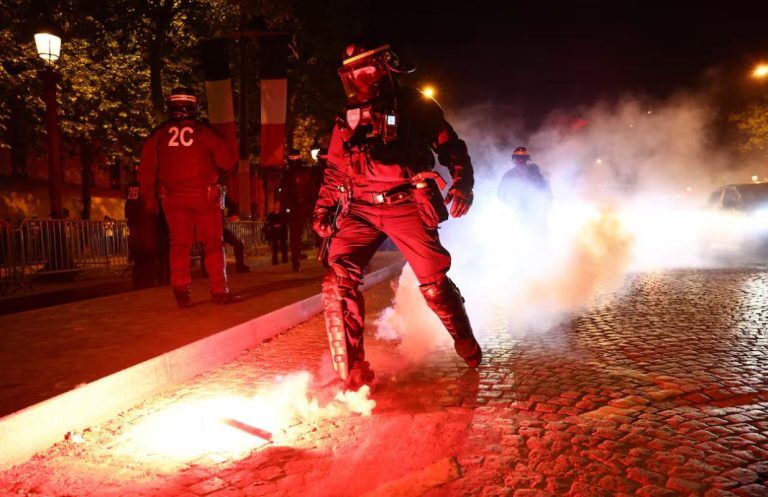 Αστυνομικός νοσηλεύεται σε κώμα – Τραυματίστηκε από φωτοβολίδα στα επεισόδια των οπαδών της Παρί Σεν Ζερμέν (vid)